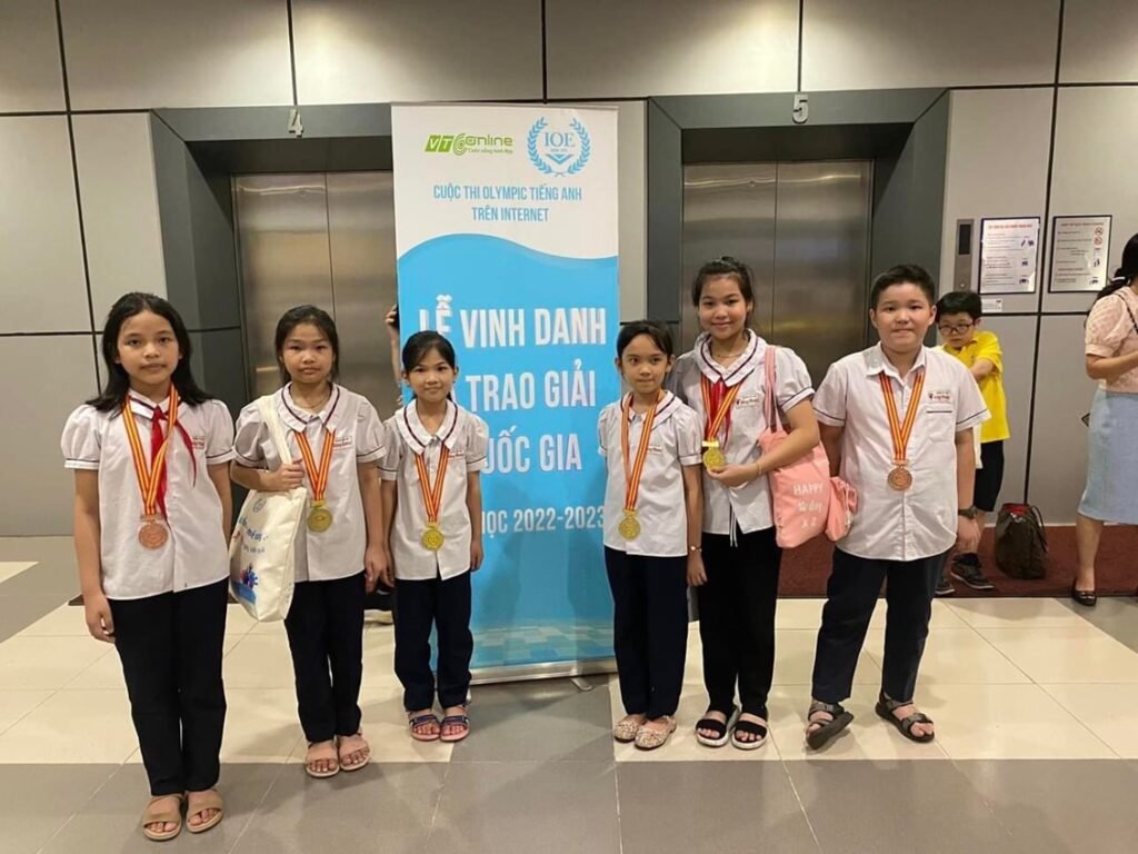 Học sinh, Giáo viên và phụ huynh học sinh Trường TH Hồng Phong hân hoan đón nhận giải thưởng Tiếng Anh IOE UploadImages Haiphong Thhongphong 2023 5 25 2 255202314 1024x768